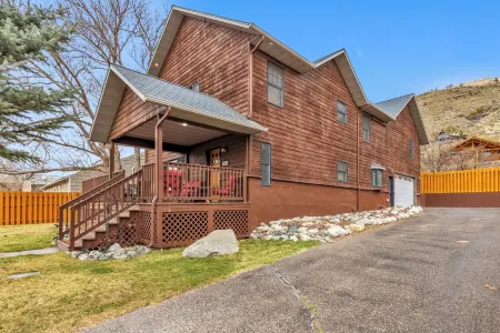 Charming Gardiner Home Steps from Yellowstone