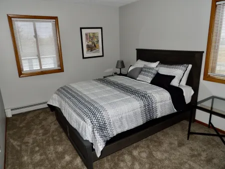 Quaint updated apartment overlooking the Bay