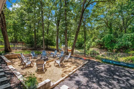 Relax with the whole family in our cozy and peaceful TLC -Tranquil Lake Cove.