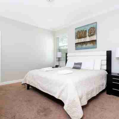 8950 Amazing 5Bd Home with Pool Rooms