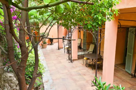 Hostellerie du Cigalou Отели рядом с достопримечательностью «Massif des Maures»