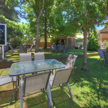 Barrass's John Bright Motor Inn