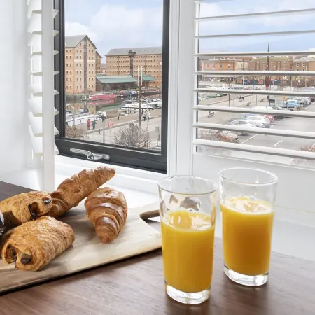 Elliot Oliver - Loft Style 2 Bedroom Apartment with Parking in the Docks