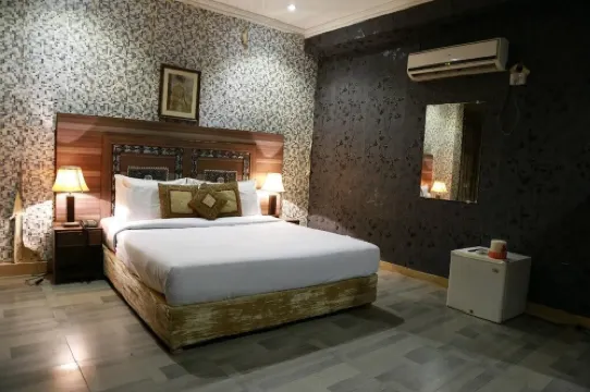 Safari Hotel Mall Road