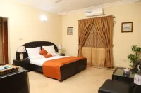Luxury Inn Hotels in Карачі