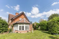 Beautiful Country Cottage for up to 8 people