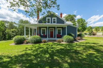 Historic Slate Hill School House in Fort Valley, Virginia Отели рядом с достопримечательностью «Mercury Paper»