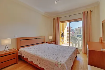 Lagos Balcony with Pool by Homing Hotels in Sao Sebastiao
