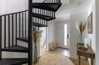 New Remodeled Home 5 Min Walk to Beach in Montecito, Spa, FirePit, BBQ.