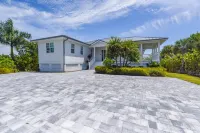 Springtide House by Brightwild Waterfront Pool