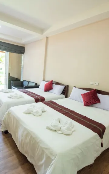 ห้องดีลักซ์เตียงควีนสองเตียง ห้ามสูบบุหรี่