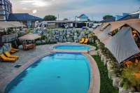 Avian Court Hotel - Pools