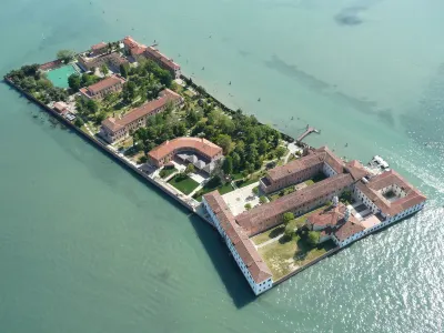 Isola di San Servolo - Centro Soggiorno Hoteles cerca de Estación de ferry Santa Elena