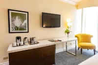 Courtleigh Hotel & Suites