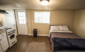 Hays #B Near Downtown Guest Studio