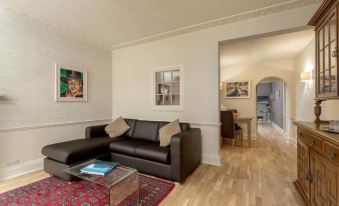 Joivy Boutique Apt with Patio in New Town