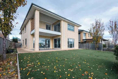 Luxury Waterfront Grand Villa in Melbourne Hotels near Williams Landing Railway Station