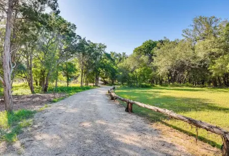 Cozy Modern Cabin wt Pool, Hot Tub, Fire pit and Goats, Alpacas, Chickens & Emus