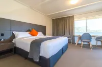 Mick O'Sheas Hotels in Moana