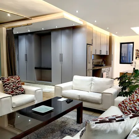 4 on Pritchard Luxury Suites Отели рядом с достопримечательностью «Браамфонтейн»