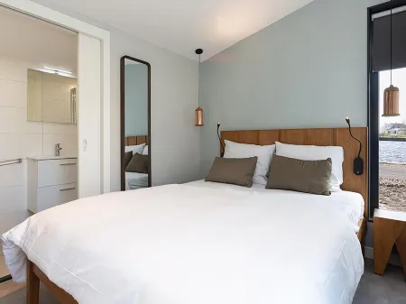 Docklodge at Frisian Lakes with Private Mooring Отели в г. Delfstrahuizen