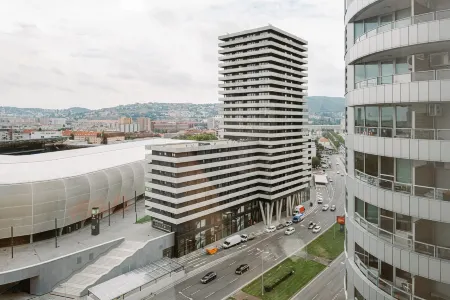 Slavic Spacious Suite by Chors Отели рядом с достопримечательностью «Словнафт Арена»