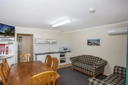 Warrnambool Motel and Holiday Park Отели рядом с достопримечательностью «Logans Beach»
