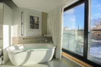 Boxotel Montreal - balcony