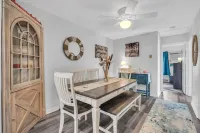 FANTASTIC 2 BR 2 Blocks to beach pool balcony