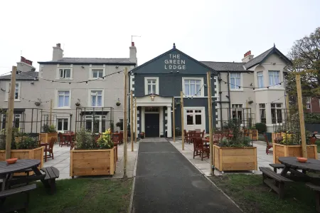 Green Lodge, Wirral by Marston's Inns Отели в г. Мостин