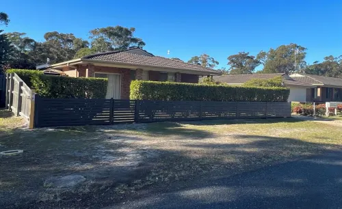 Salty Crew villa , Central spot , Pet friendly ,private garden oasis secure yard Hotels in Hawks Nest