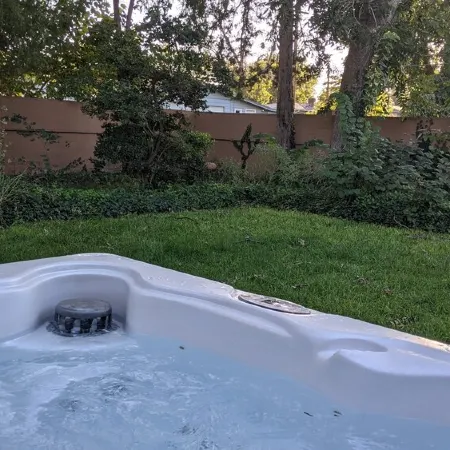 The Oasis: Guesthouse w/ Lush Shared Yard & Hot Tub- Great Location!