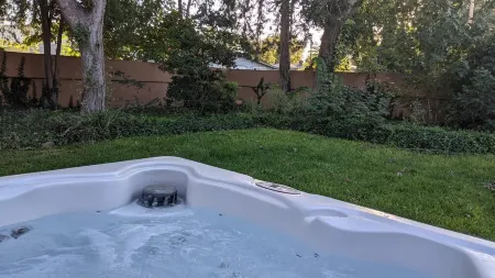 The Oasis: Guesthouse w/ Lush Shared Yard & Hot Tub- Great Location!