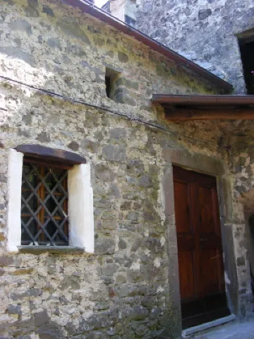 Ancient house in the village, in the green, equipped with everything, for couples or families of 5 Hotels in Province of Massa and Carrara