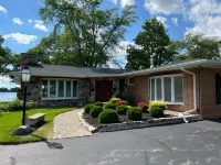 Sunset Lake House w Hot Tub, 4 fireplaces & kids bunkroom!