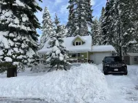 Lake View Cottage in Lake Almanor Country Club!