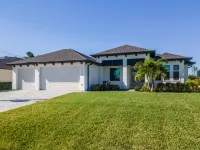 Heated Pool and Spacious Outdoor Lanai - Elegant Waterfront Escape 시호크 공원 주변 호텔