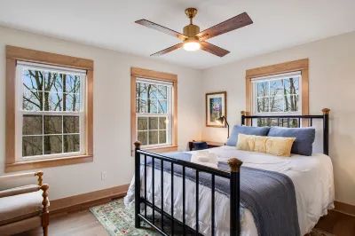 Charming Cottage with Hot Tub and Game Room - Inviting Mountain Retreat 트윗시 레일로드 주변 호텔