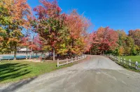 Mountain Condo with Three Pools, Hot Tub, Tennis, Game Room & Gym Hotels in Warren
