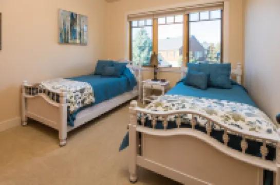 Sunny Condo with Mountain Views and Pool Access - Inviting Retreat