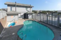 Convenient oceanfront studio condo with ocean view and seasonal pool Hotels in Newport