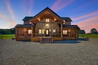 Serenity Haven - Private Hot Tub, Stunning Views Hôtels à : Broken Bow