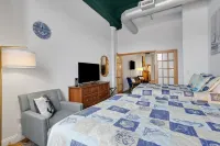 Access to Local Attractions and Pool - Gorgeous Modern Retreat 덜루스 호텔