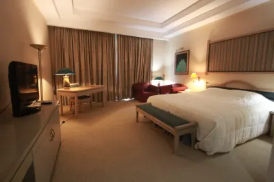 Grand Equator Hotel Hotel dekat Beras Basah Beach
