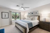 Heated Pool, Outdoor Kitchen and Putting Green - Stylish Oasis