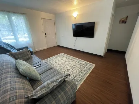 Cozy 1-bedroom +Hide a bed apartment in beautiful Mountain Home with WiFi, AC