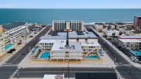 Heated Pools and Outdoor Relaxation Patio - Charming Coastal Escape 아발론 호텔