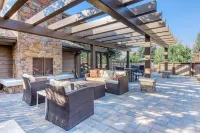 Rustic home with gas fireplace, pool & hot tub - ski-in/out to Dollar Mountain Hotels in Sun Valley