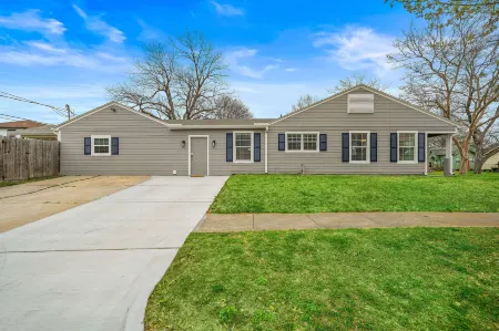 Private Backyard and Covered Patio - Cozy Charming Retreat Отели рядом с достопримечательностью «Baytown Wetlands Center»