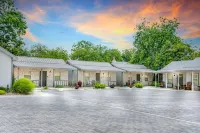 Tranquil Retreat - Shared Hot Tub/Pool Access in Town